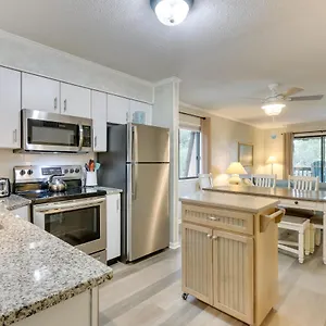 Hilton Head With Balcony And Pool, Walk To , Hilton Head Island United States